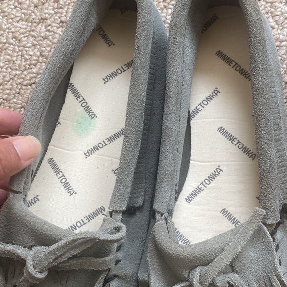 2 Minnetonka Moccasins in Tan and Grey. Suede Soft Sole Kilty Fringe Tie Size 6. - Picture 7 of 15